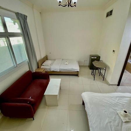 Cozy Rooms And Small Partitions For Men Guests In Dubaï Extérieur photo