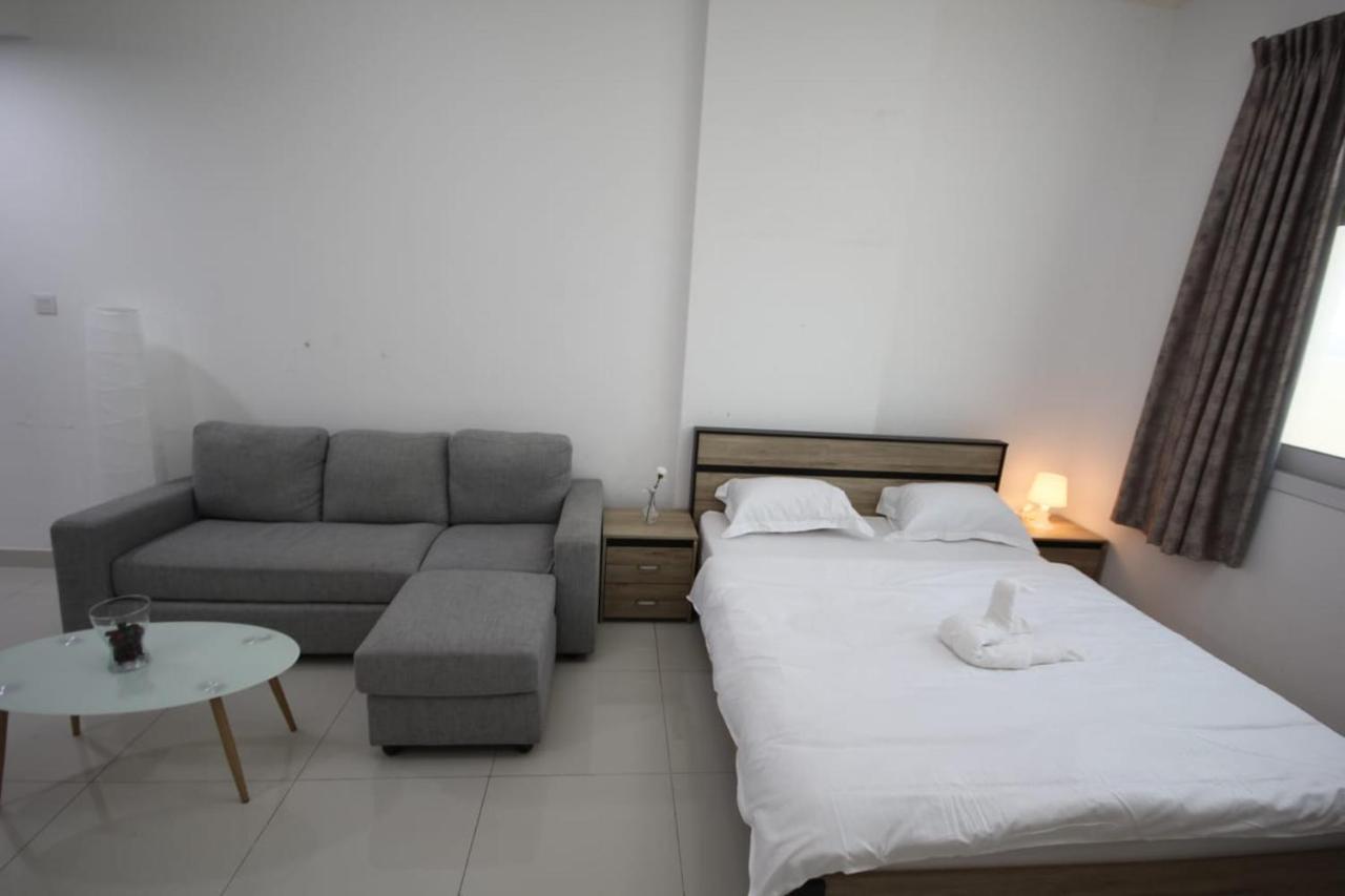 Cozy Rooms And Small Partitions For Men Guests In Dubaï Extérieur photo