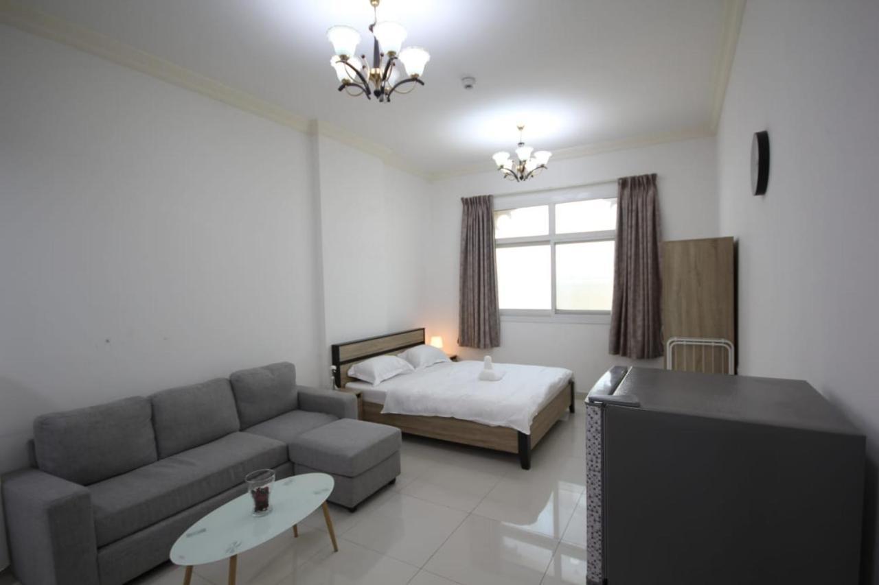 Cozy Rooms And Small Partitions For Men Guests In Dubaï Extérieur photo