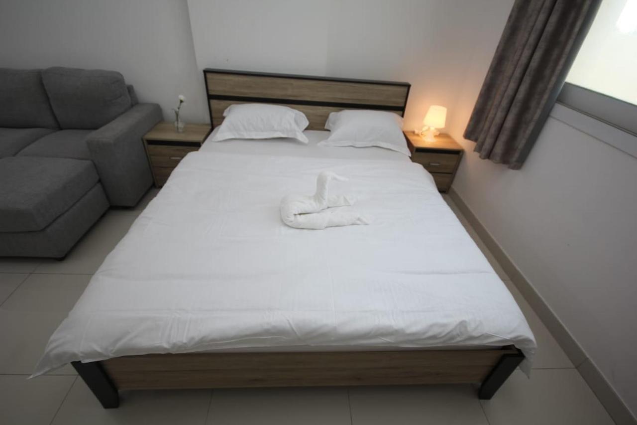 Cozy Rooms And Small Partitions For Men Guests In Dubaï Extérieur photo
