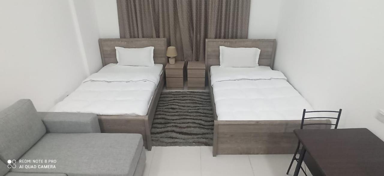Cozy Rooms And Small Partitions For Men Guests In Dubaï Extérieur photo
