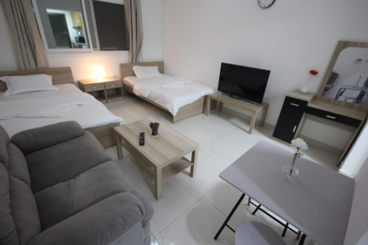 Cozy Rooms And Small Partitions For Men Guests In Dubaï Extérieur photo