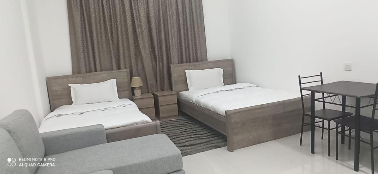 Cozy Rooms And Small Partitions For Men Guests In Dubaï Extérieur photo