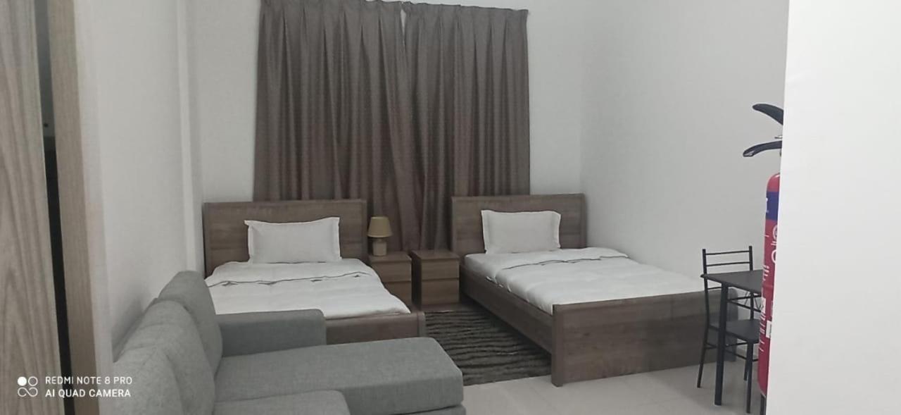 Cozy Rooms And Small Partitions For Men Guests In Dubaï Extérieur photo