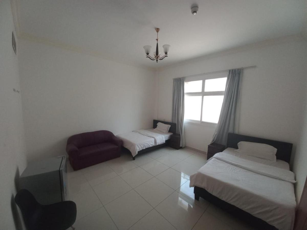 Cozy Rooms And Small Partitions For Men Guests In Dubaï Extérieur photo