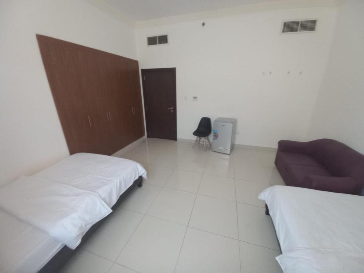 Cozy Rooms And Small Partitions For Men Guests In Dubaï Extérieur photo