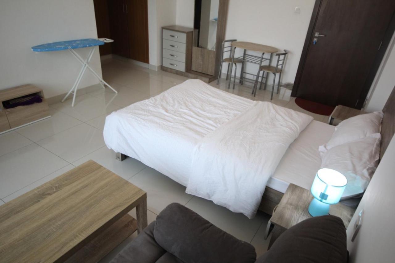 Cozy Rooms And Small Partitions For Men Guests In Dubaï Extérieur photo