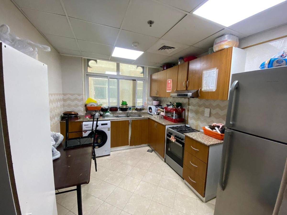 Cozy Rooms And Small Partitions For Men Guests In Dubaï Extérieur photo