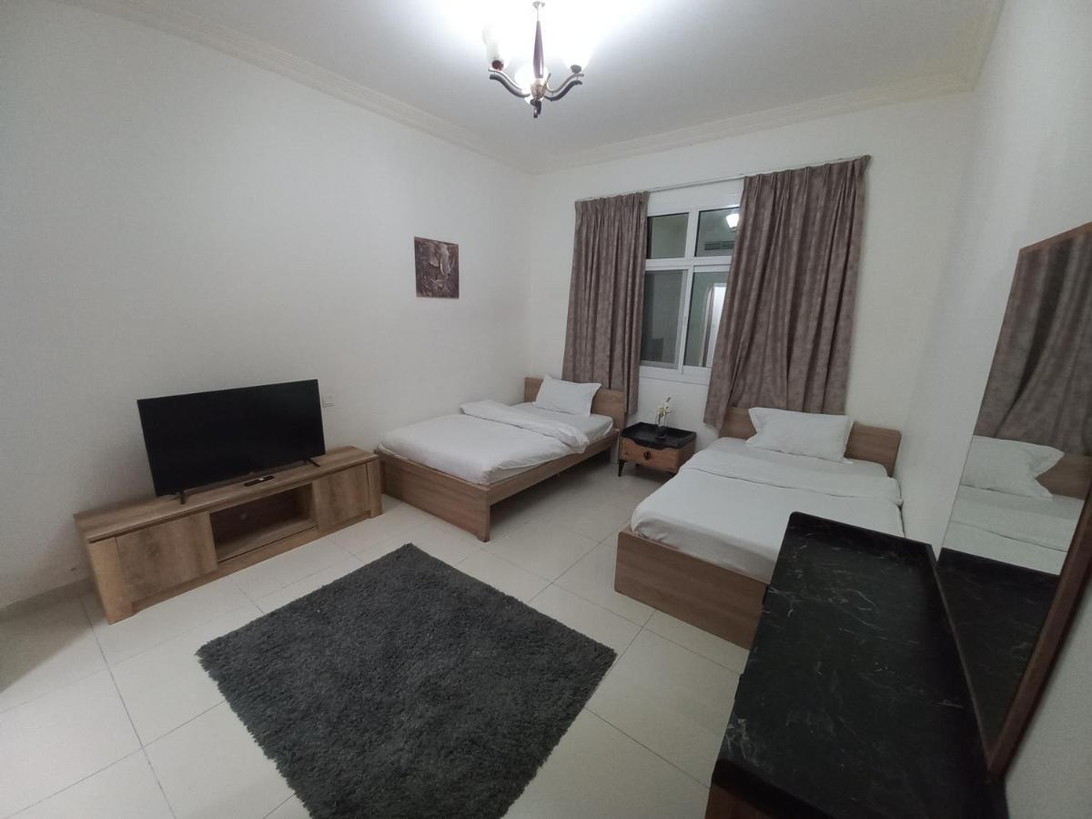 Cozy Rooms And Small Partitions For Men Guests In Dubaï Extérieur photo