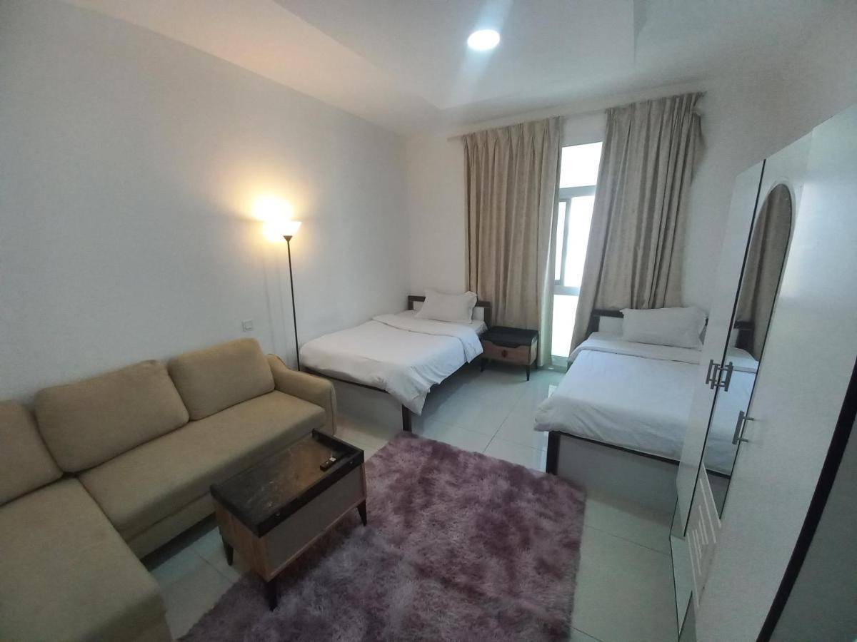 Cozy Rooms And Small Partitions For Men Guests In Dubaï Extérieur photo