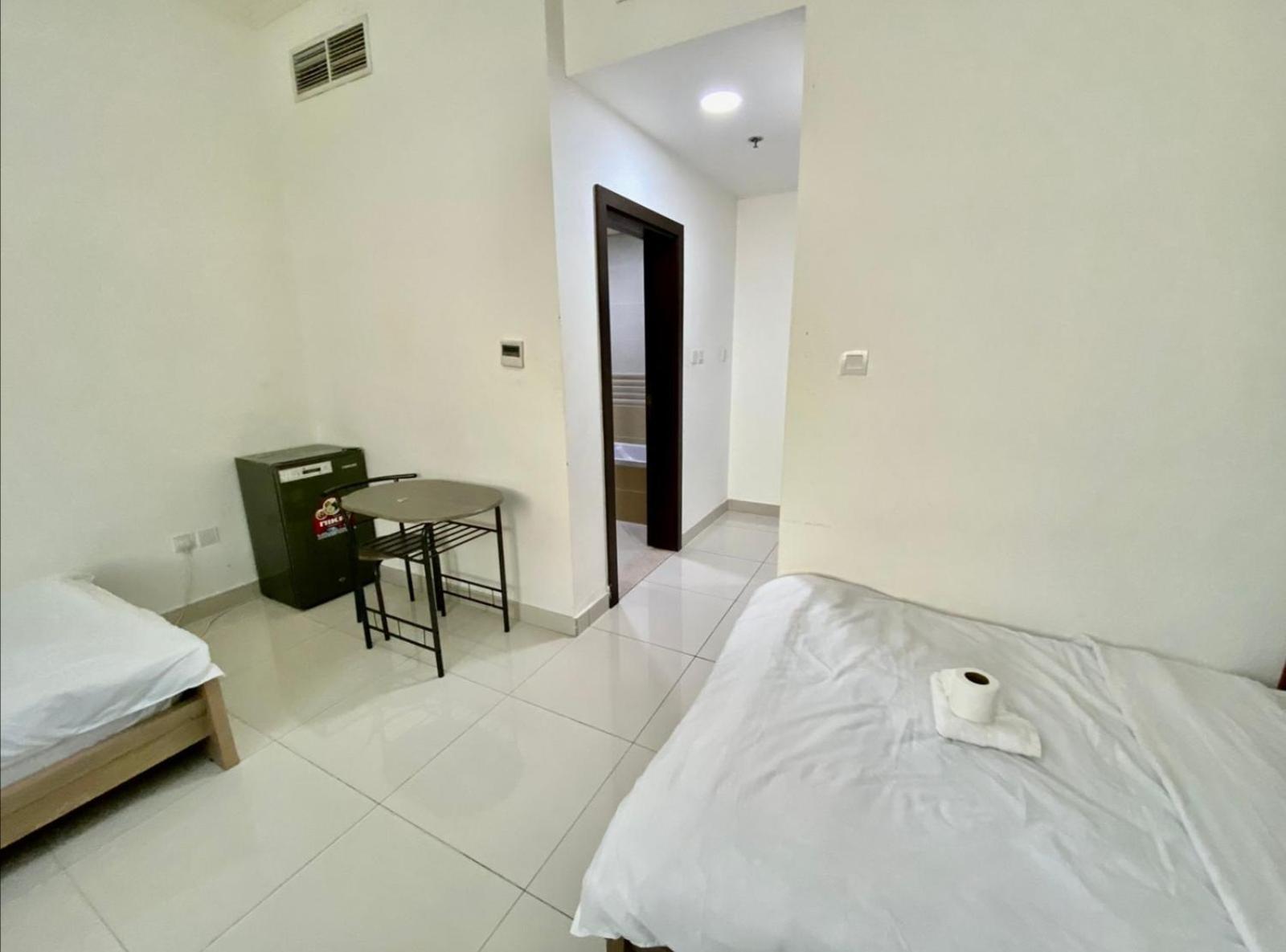 Cozy Rooms And Small Partitions For Men Guests In Dubaï Extérieur photo