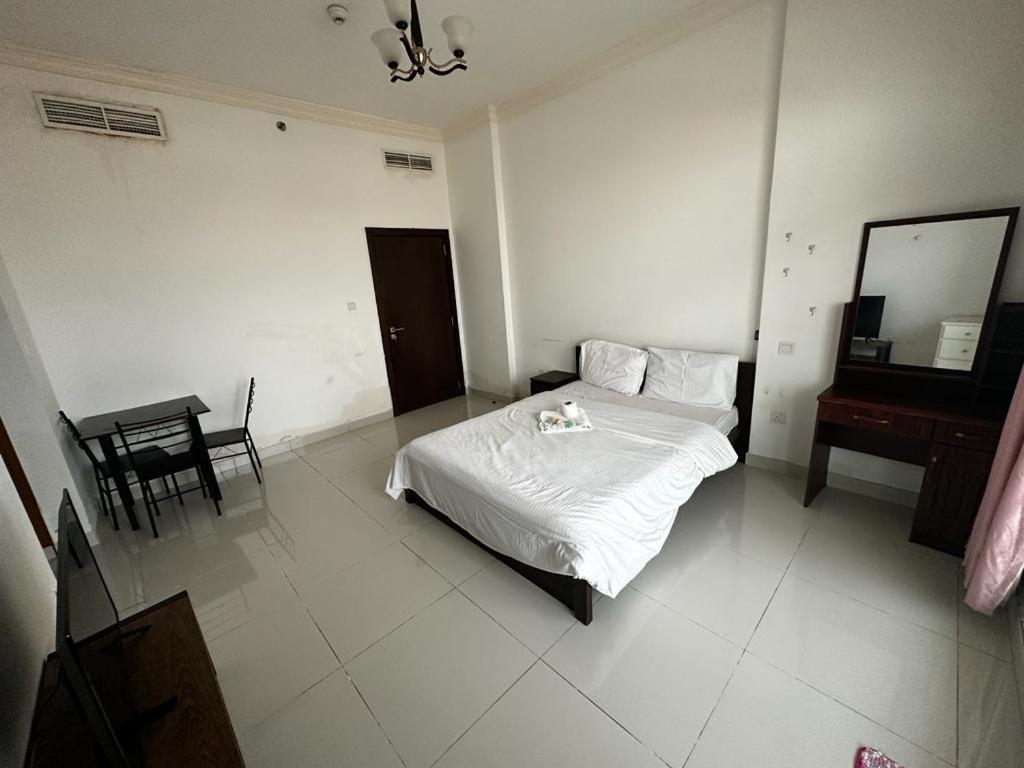 Cozy Rooms And Small Partitions For Men Guests In Dubaï Extérieur photo