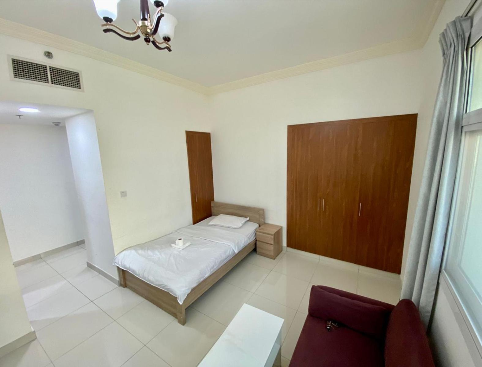 Cozy Rooms And Small Partitions For Men Guests In Dubaï Extérieur photo